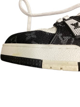 Load image into Gallery viewer, Louis Vuitton Size 8.5 Black &amp; White Shoes
