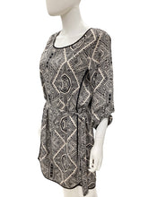 Load image into Gallery viewer, skies are blue Size Medium Black &amp; Beige Dress