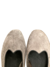 Load image into Gallery viewer, Manolo blahnik Size 10/10.5 Brown Shoes