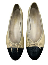 Load image into Gallery viewer, CHANEL Size 9.5 Black &amp; Beige Shoes