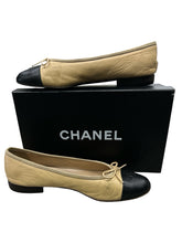 Load image into Gallery viewer, CHANEL Size 9.5 Black &amp; Beige Shoes