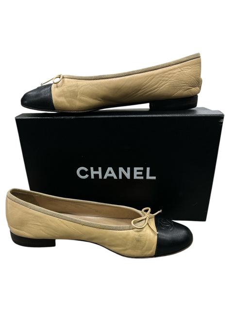 CHANEL Size 9.5 Black & Beige Shoes