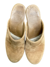 Load image into Gallery viewer, UGG Size 9 Camel Shoes