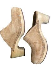 Load image into Gallery viewer, UGG Size 9 Camel Shoes