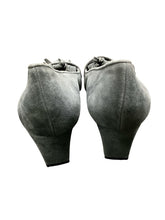 Load image into Gallery viewer, Manolo blahnik Size 10/10.5 Blue Shoes